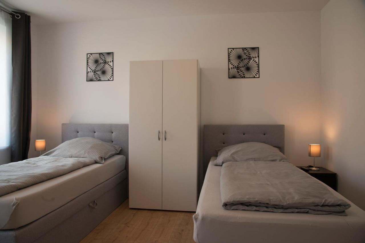 Schoene Grosse Ferienwohnung 79M2 Und 2 Baeder, Zentrumnah, 2Og Erfurt Bagian luar foto